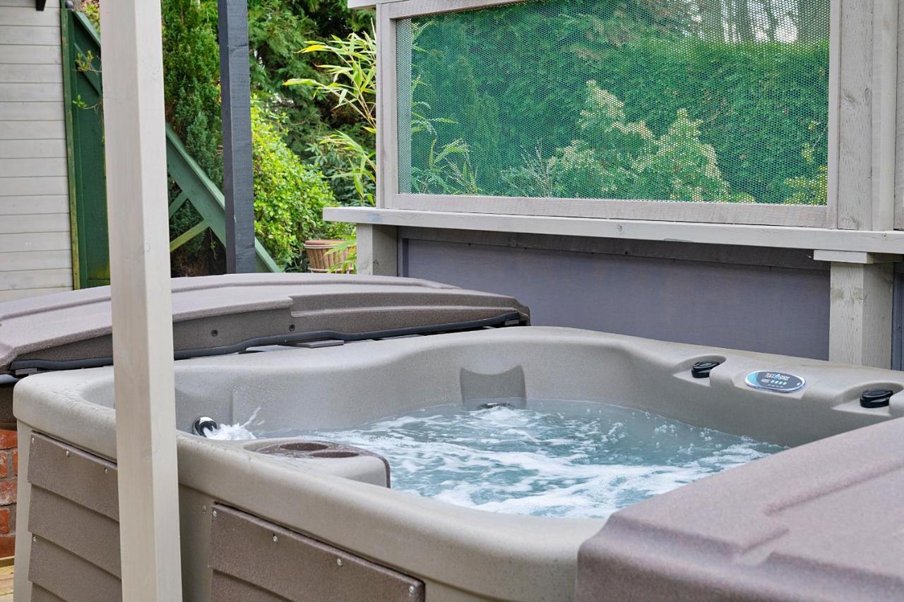 Finest Retreats - Garden * Craven Arms